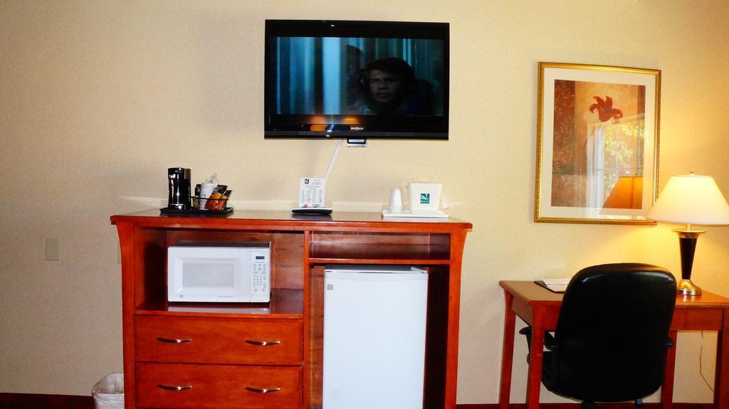 Quality Inn & Suites Kansas City - Independence I-70 East מראה חיצוני תמונה
