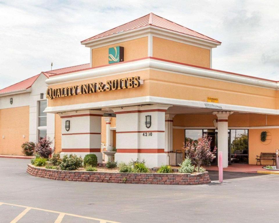 Quality Inn & Suites Kansas City - Independence I-70 East מראה חיצוני תמונה