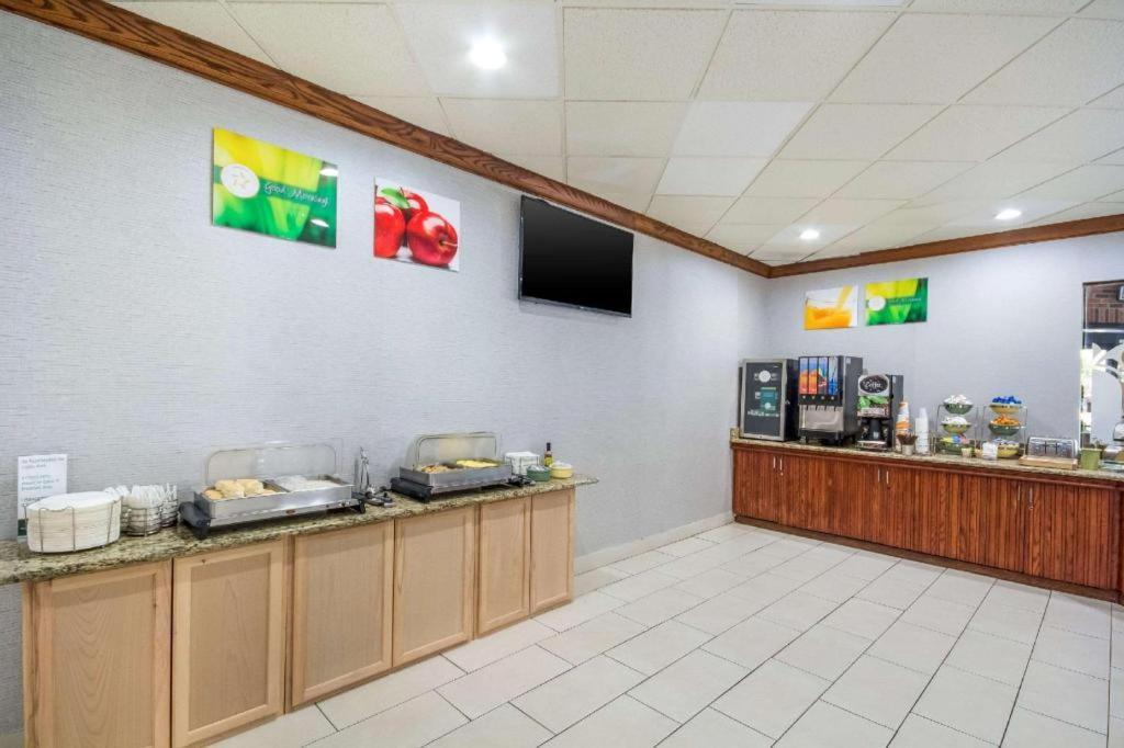 Quality Inn & Suites Kansas City - Independence I-70 East מראה חיצוני תמונה