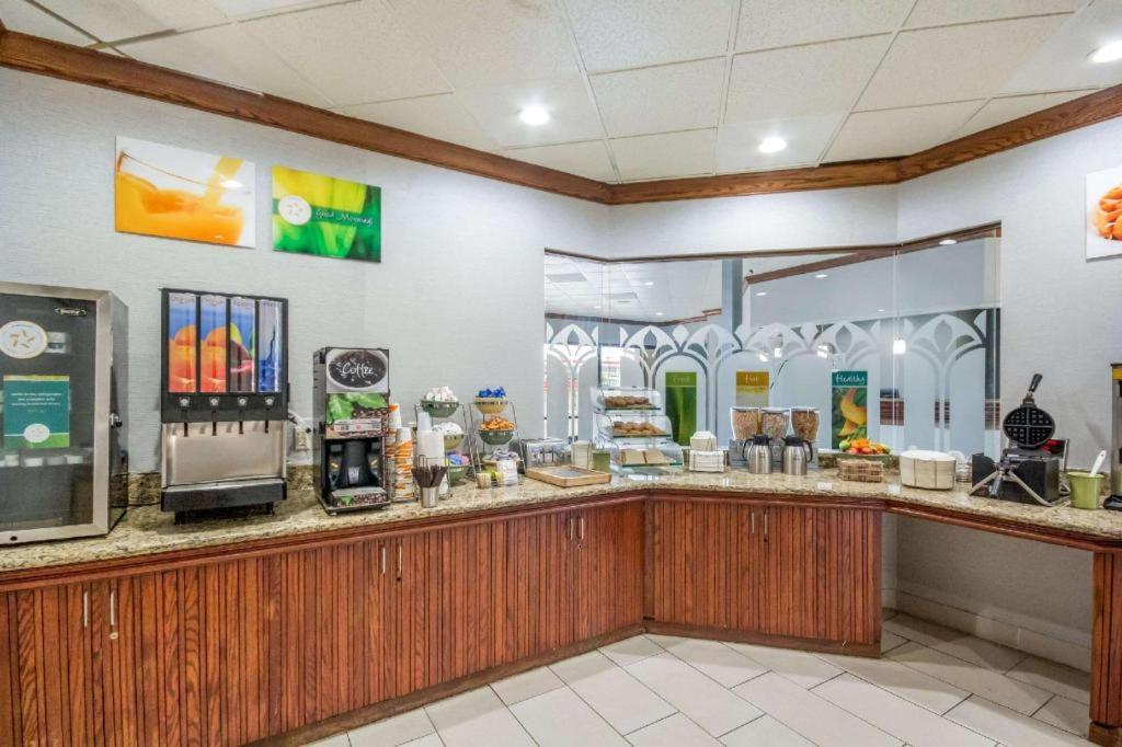 Quality Inn & Suites Kansas City - Independence I-70 East מראה חיצוני תמונה
