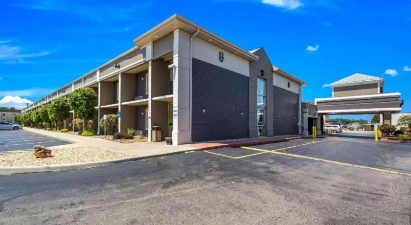 Quality Inn & Suites Kansas City - Independence I-70 East מראה חיצוני תמונה